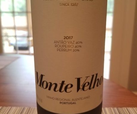 Image of a bottle of 2017 Esporao Monte Velho White Blend